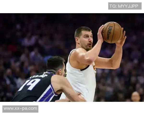 约基奇身着西装热情指导替补席皮克特频频点头展现默契配合