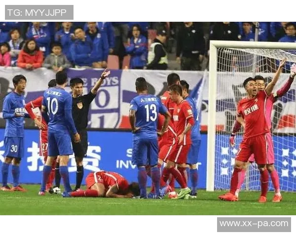 达洛特踩中镰田大地脚面主裁果断出示黄牌引发争议